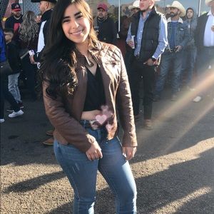 Meet your Posher, Duvia